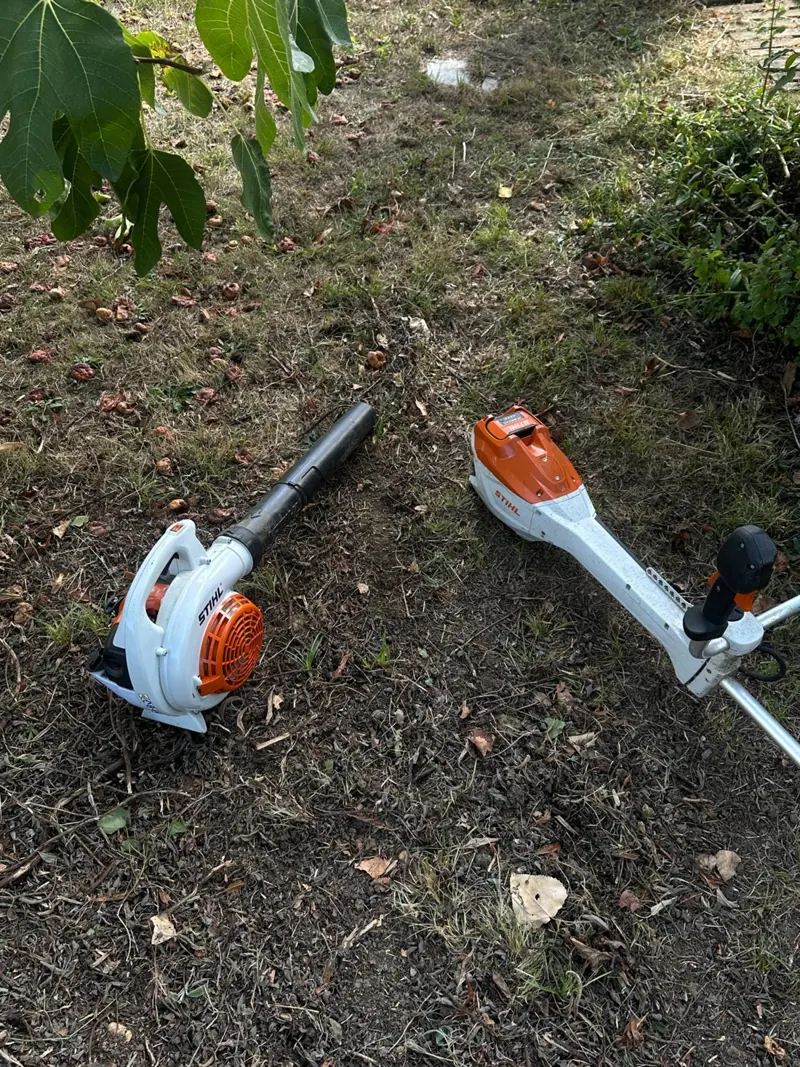 Souffleur et débroussailleuse Stihl posés sur une pelouse